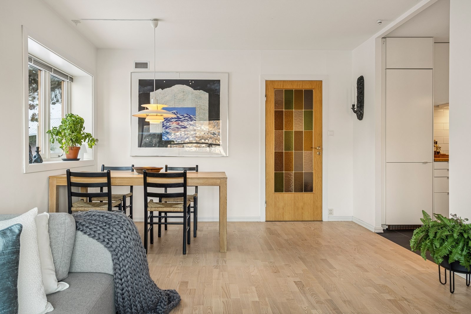 Spisebordet finner sin plass like ved kjøkkenet. Endeleilighet med ekstra vindu. Galleribilde