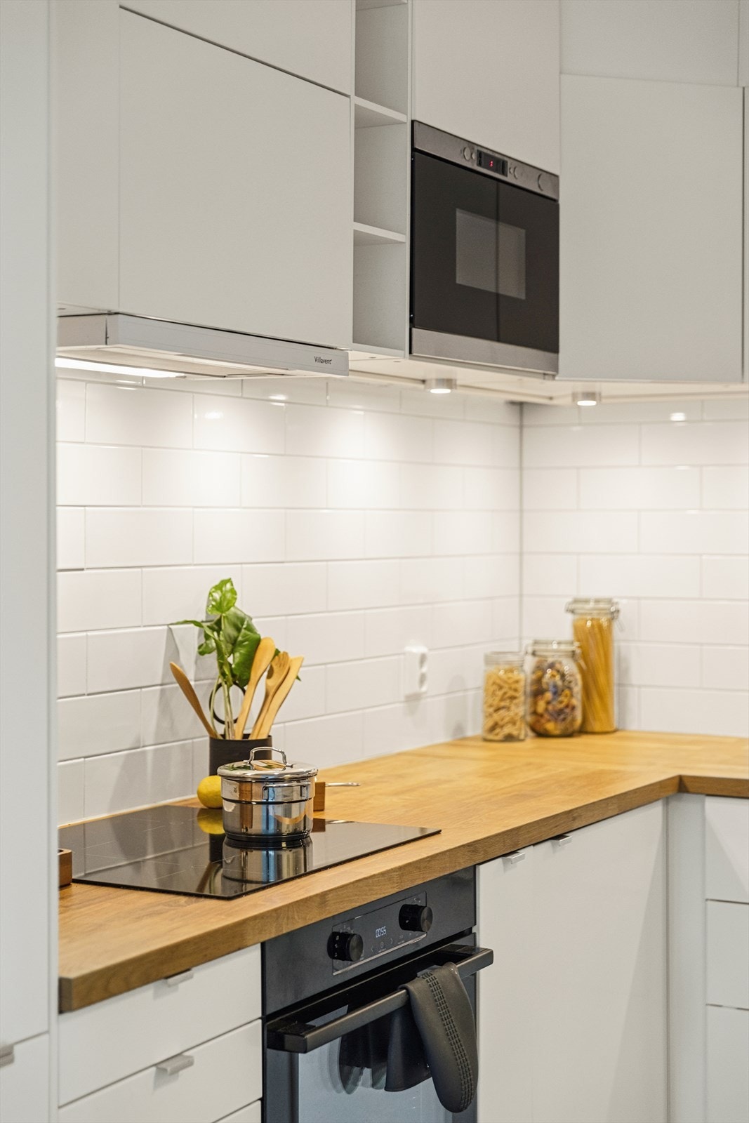 Av hvitevarer finnes en stekeovn fra 2024, platetopp, integrert kjøleskap med fryseskap, oppvaskmaskin og en mikrobølgeovn. Galleribilde