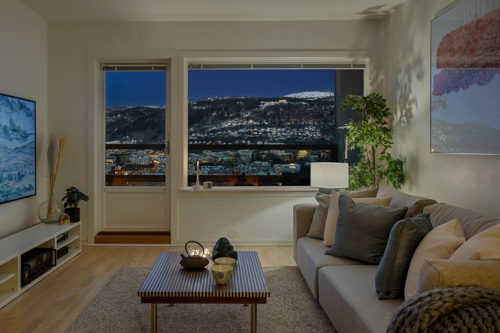 Dette er en attraktiv 2-roms andelsleilighet med stor balkong, fast garasjeplass og nydelig utsikt Galleribilde