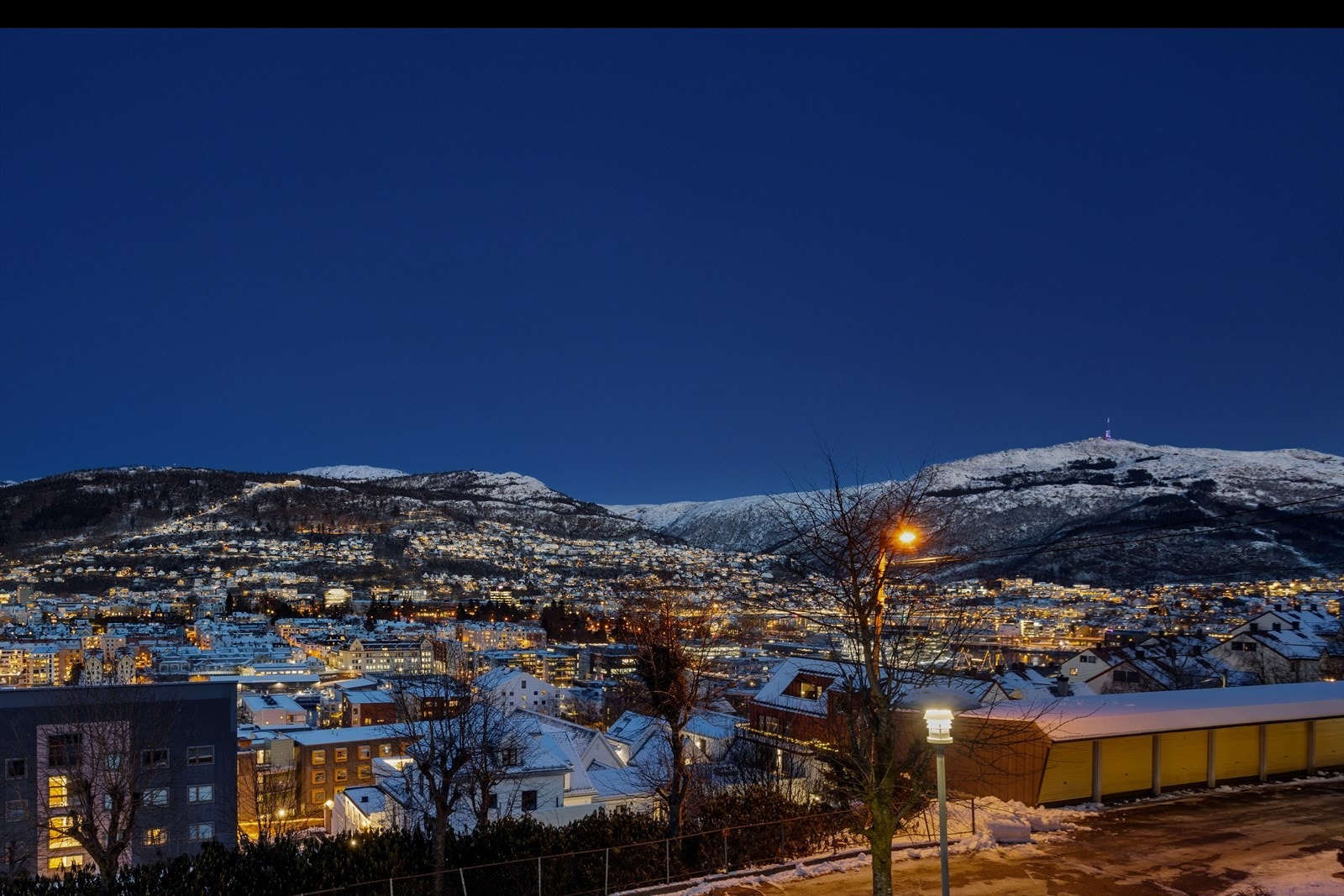 Praktfull utsikt som strekker seg fra Sandviksfjellet og Fløyen til Ulriken Galleribilde