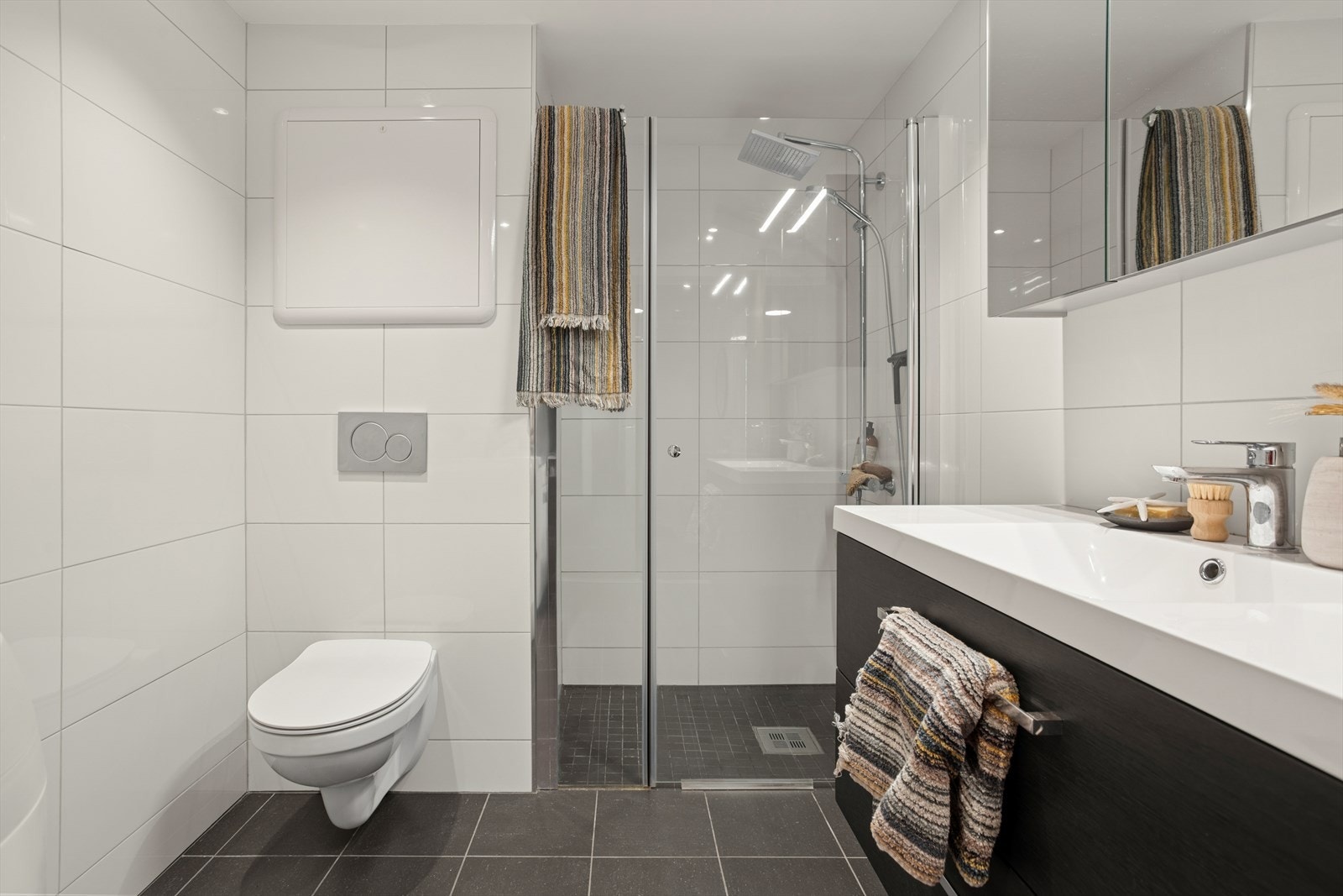 Badet, som er fra 2019, har keramiske fliser på både gulv og vegger. I den malte himlingen er det installert downlights. Galleribilde