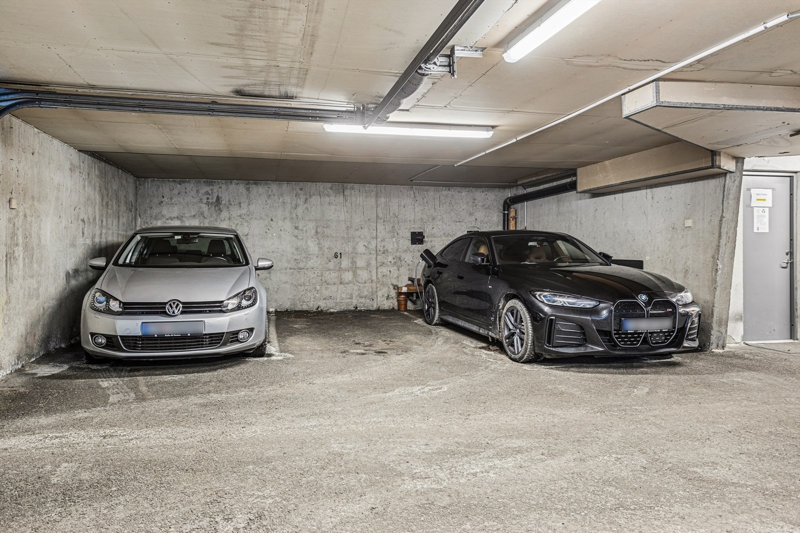 Det medfølger en fast p-plass i garasje med elbil-lader. Galleribilde