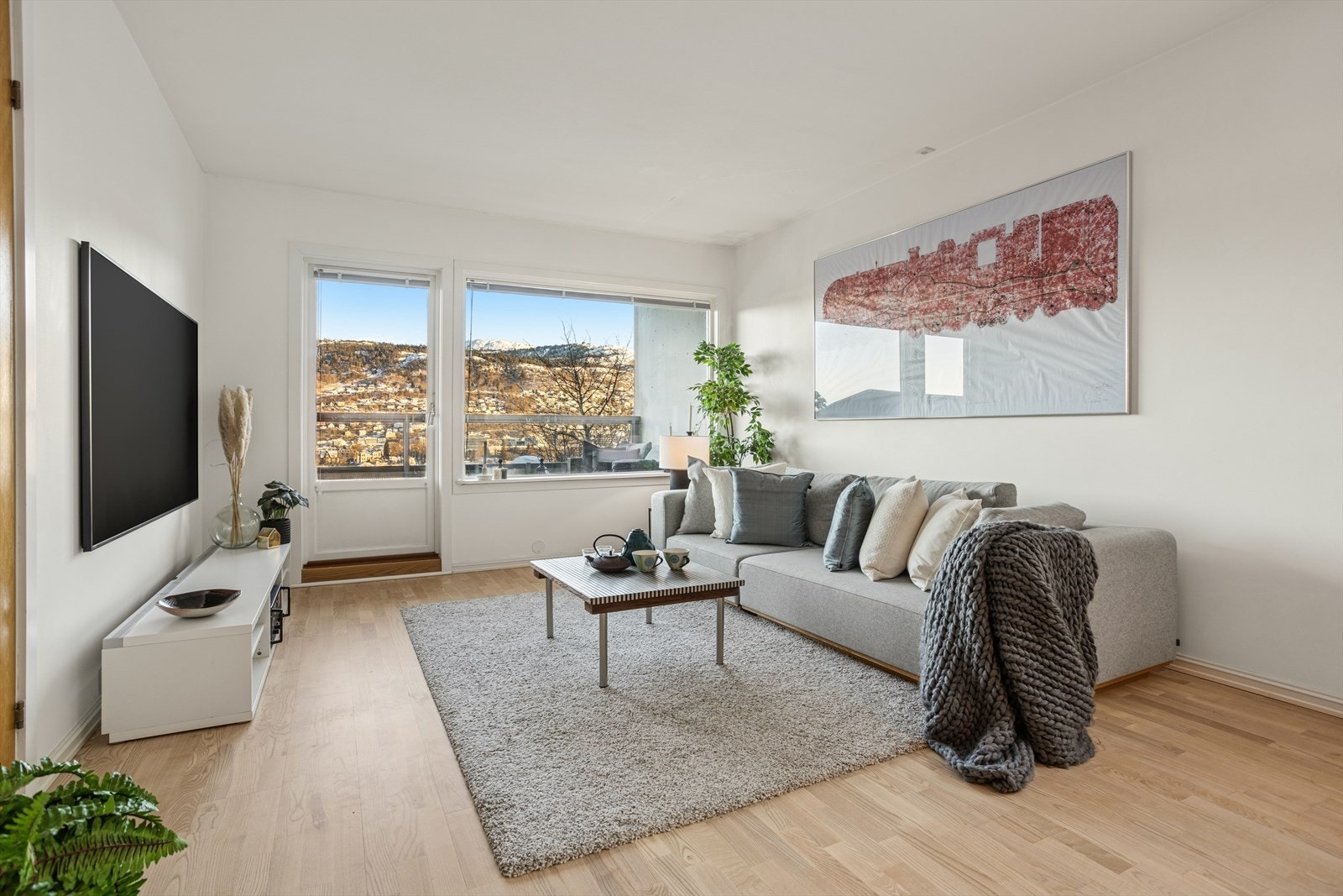 Boligen har en lys og romslig stue med god plass til møblering i flere soner. Galleribilde