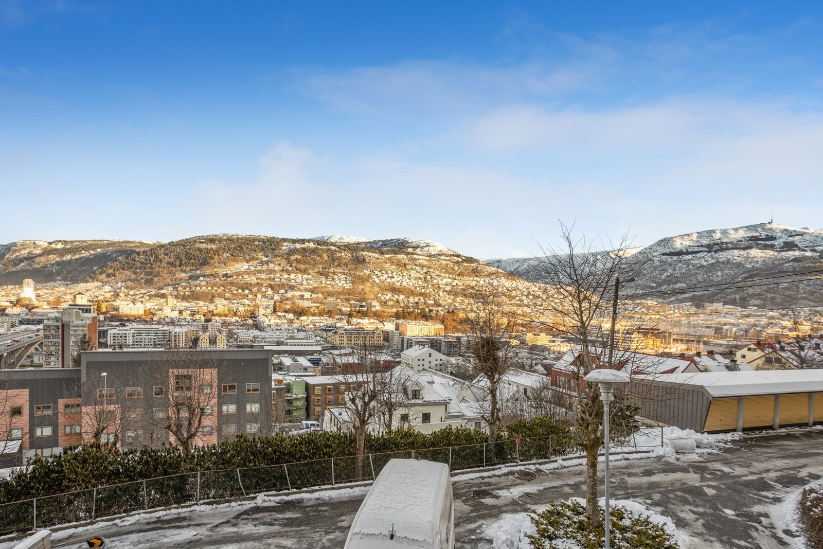 Denne boligen tilbyr en sentral beliggenhet med kort avstand til sentrum, kun 15 minutters gange til Torgalmenningen. Galleribilde