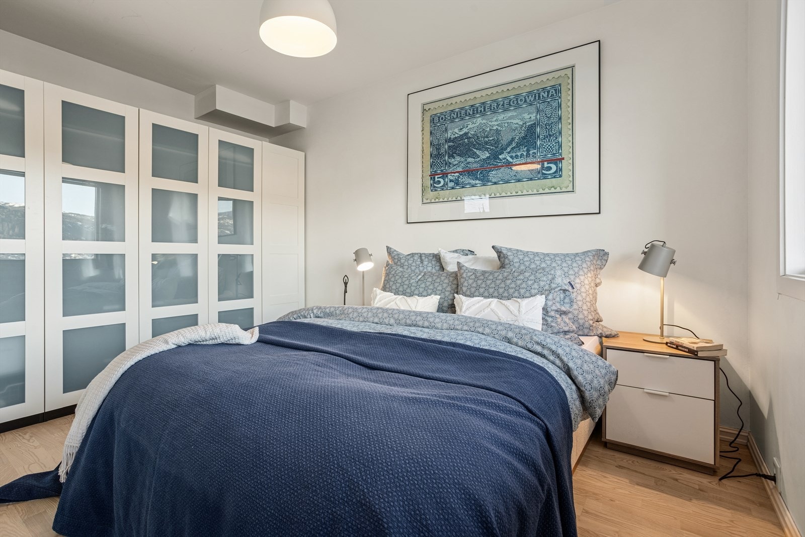 Hovedsoverommet har god plass til dobbeltseng og tilhørende møblement. Galleribilde