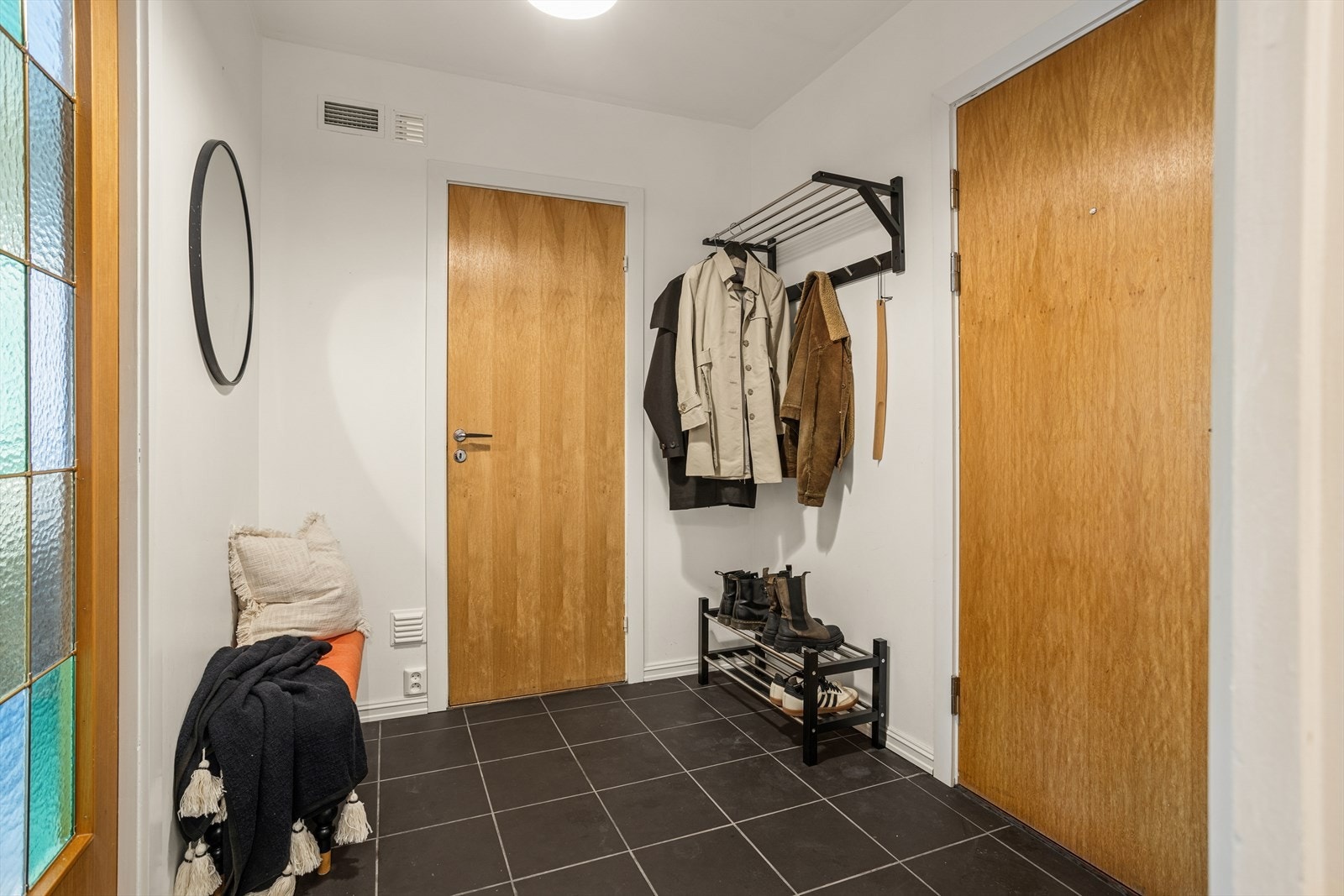 Leiligheten har en romslig entré med praktiske fliser på gulvet. Galleribilde