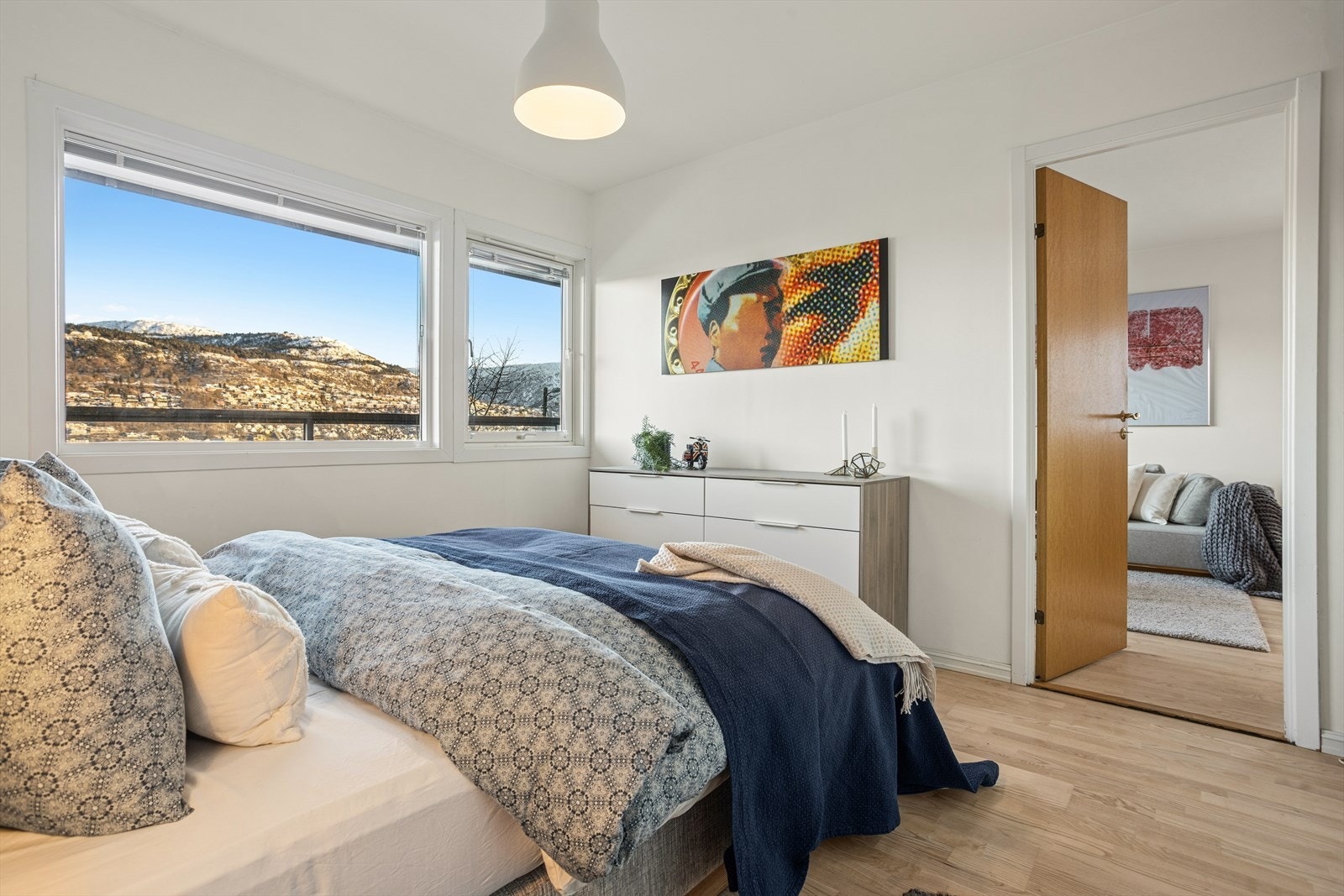 Soverommet har også god garderobeplass. Galleribilde