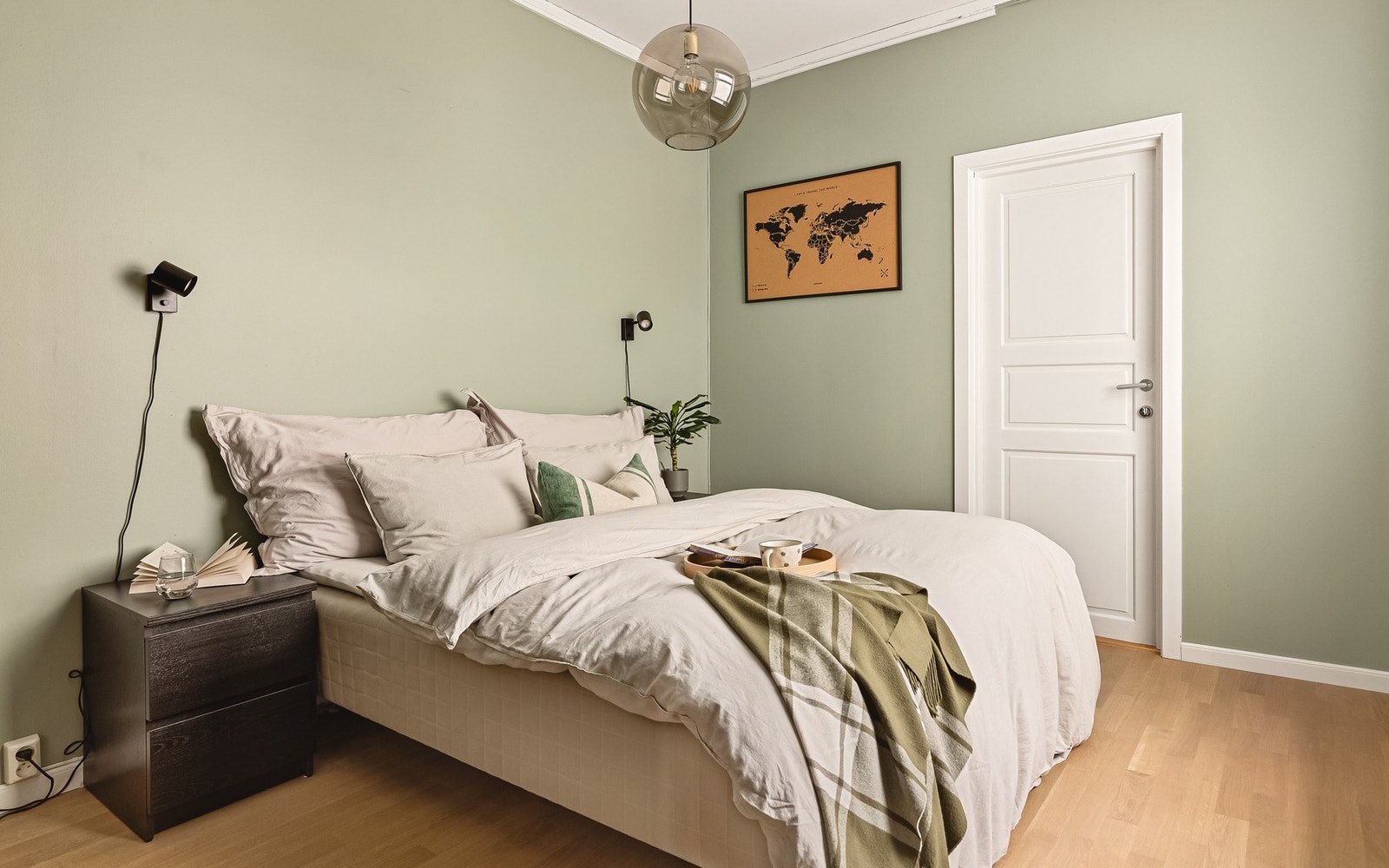 - Soverommet er romslig og har plass til dobbeltseng samt tilhørende møblement - Galleribilde