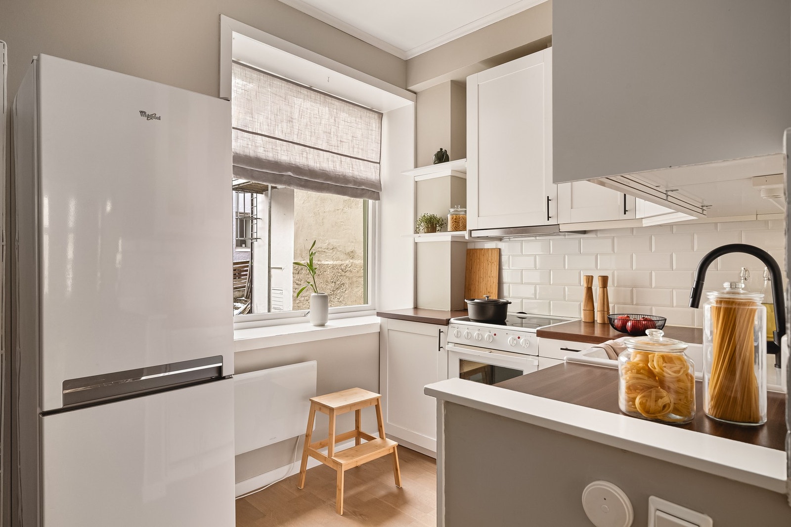 - Av hvitevarer er det stekeovn med keramisk platetopp, integrert oppvaskmaskin og frittstående kjøleskap - Galleribilde