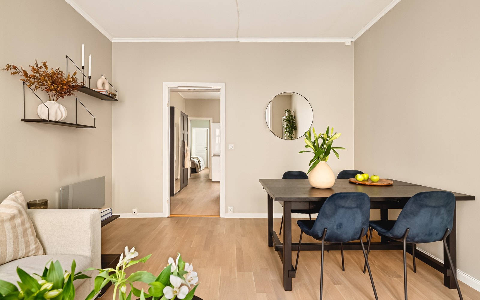 - Den gode takhøyden på ca. 2,8 meter i stue forsterker den luftige romfølelsen - Galleribilde