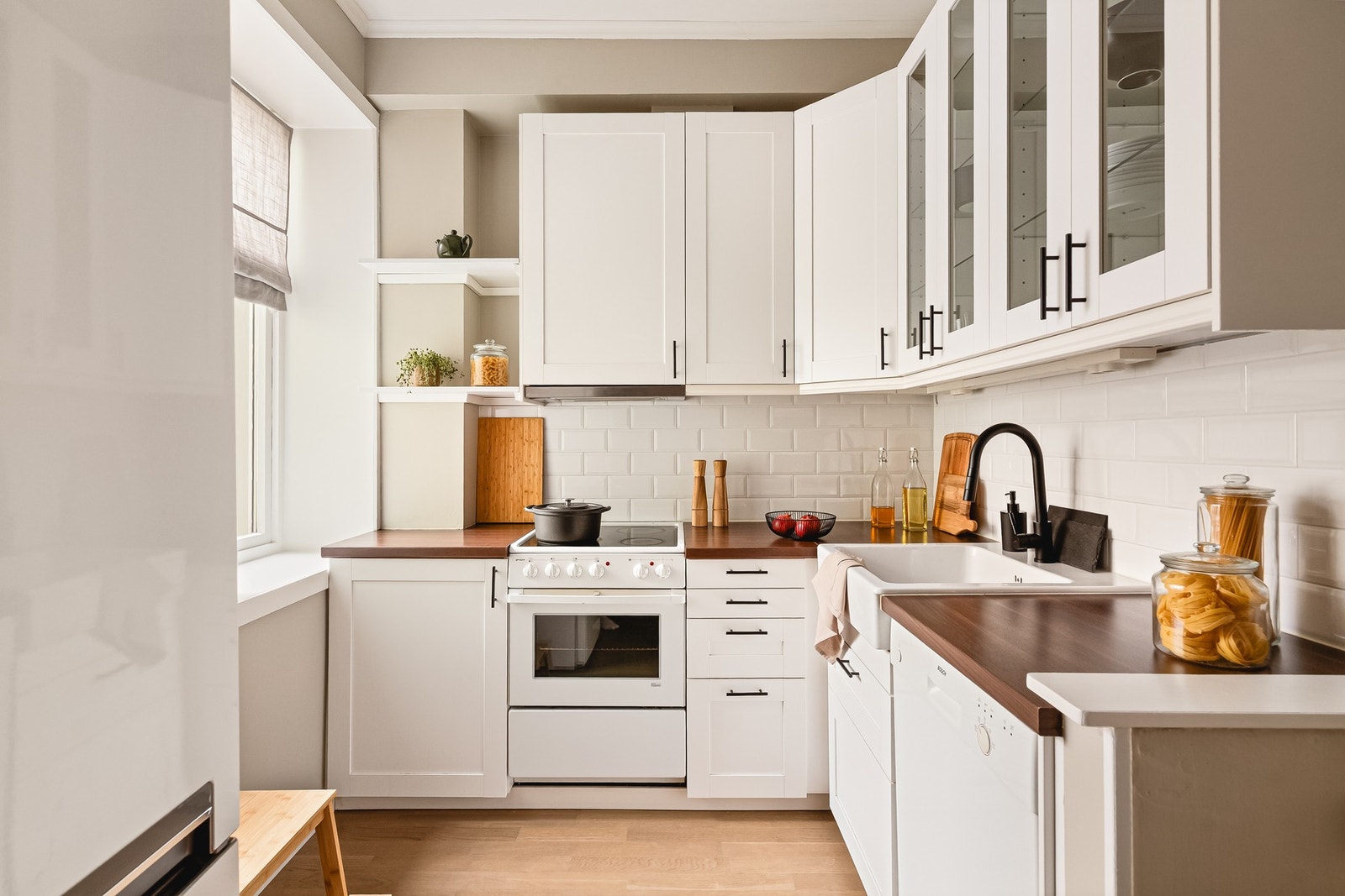 - Kjøkkenet er innredet med en lys kjøkkeninnredning fra Ikea med gode arbeidsflater og oppbevaringsmuligheter - Galleribilde