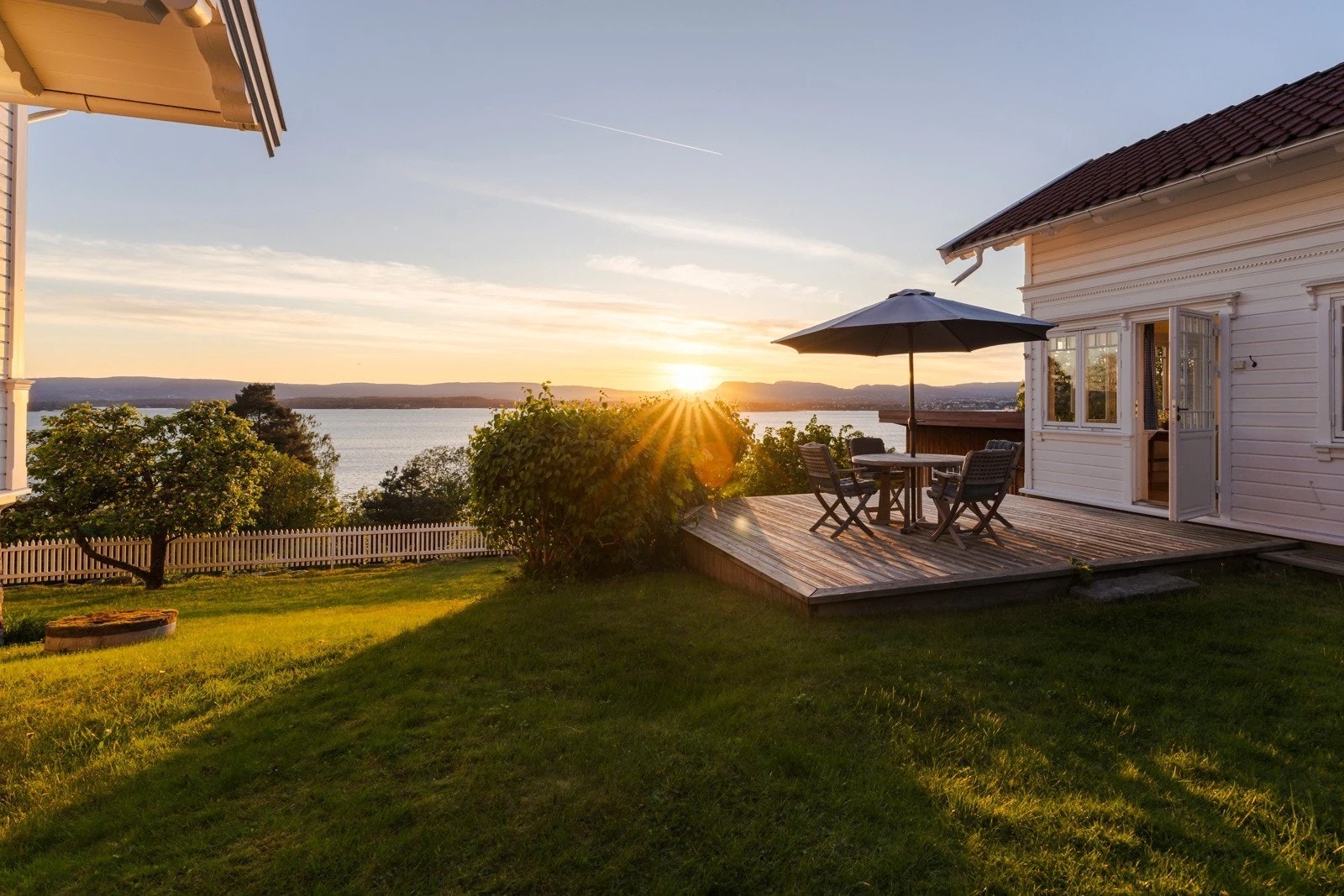 Tilhørende terrasse samt en nydelig vestvendt utsikt fra eiendommen Galleribilde