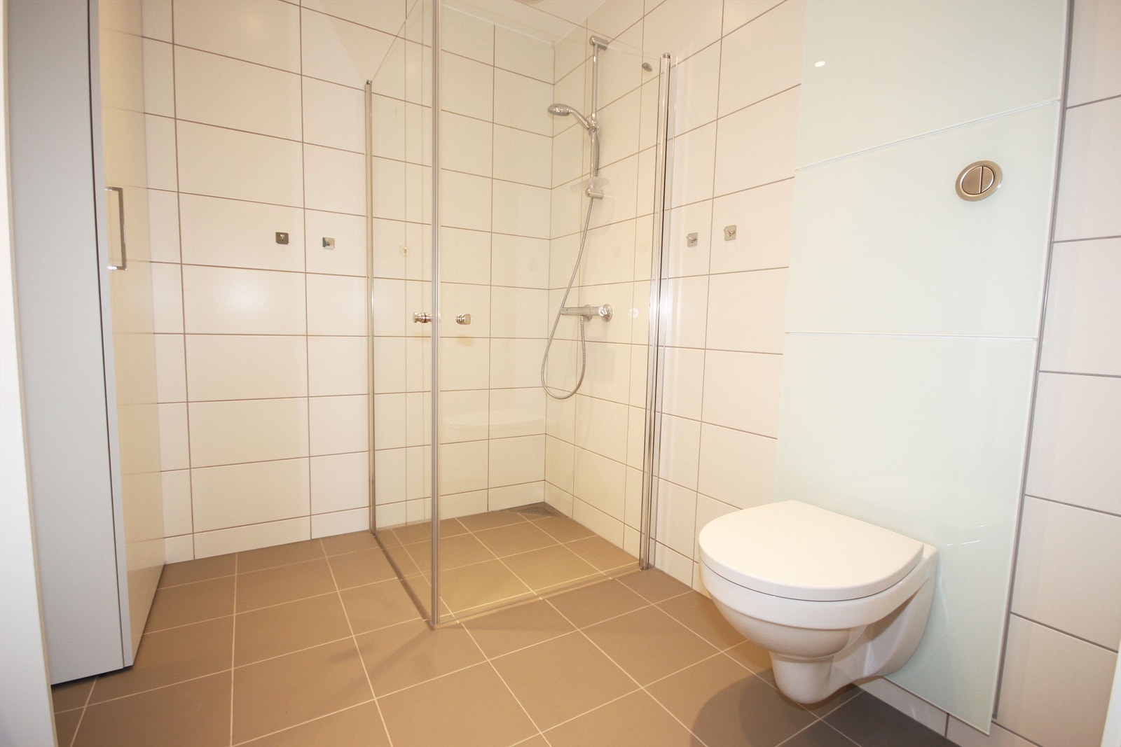 Delikat flislagt baderom Galleribilde