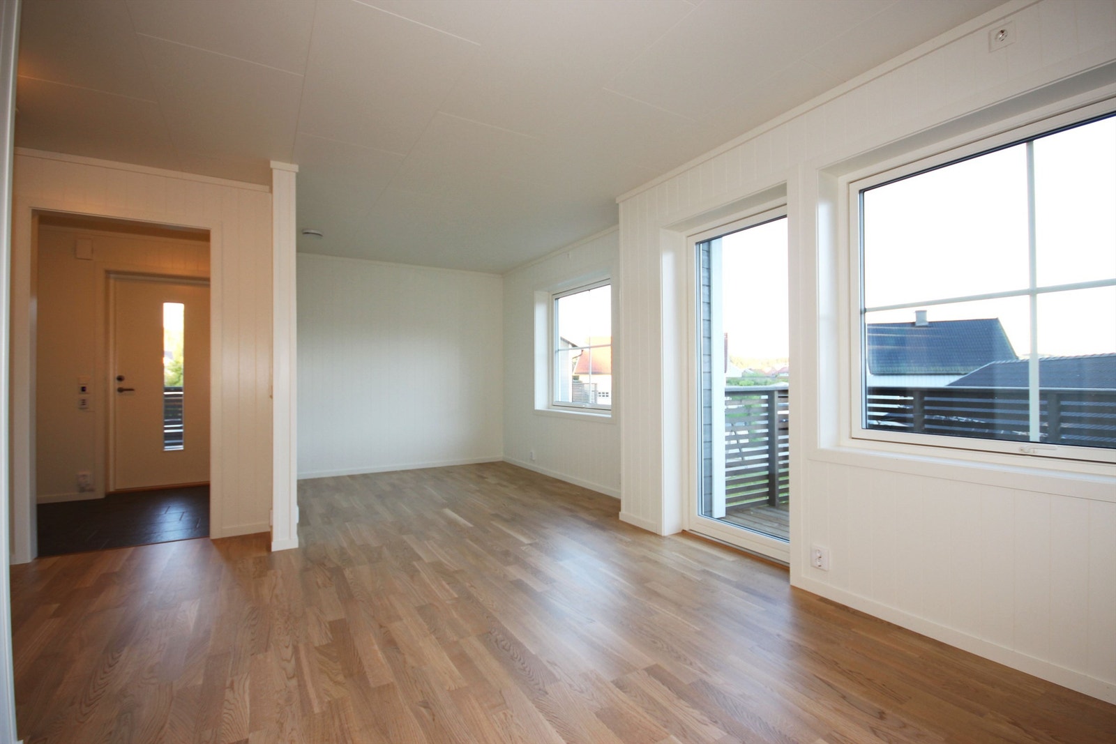 Romslig stue med plass til sofagruppe og spisegruppe Galleribilde