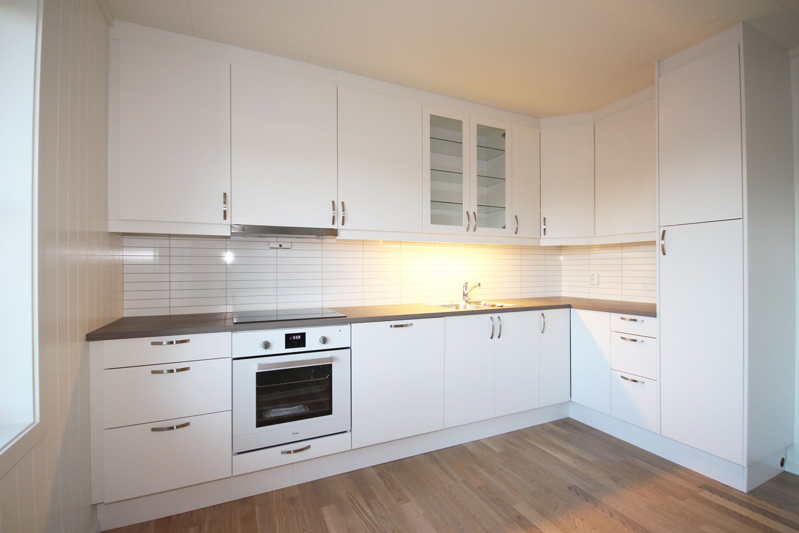 Flott og praktisk kjøkken. Hvitevarer inkludert Galleribilde