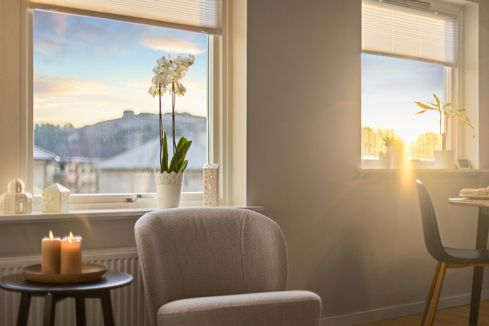 Vinduene er av typen toppsving med lufteventiler, som sikrer god og naturlig ventilering. Galleribilde