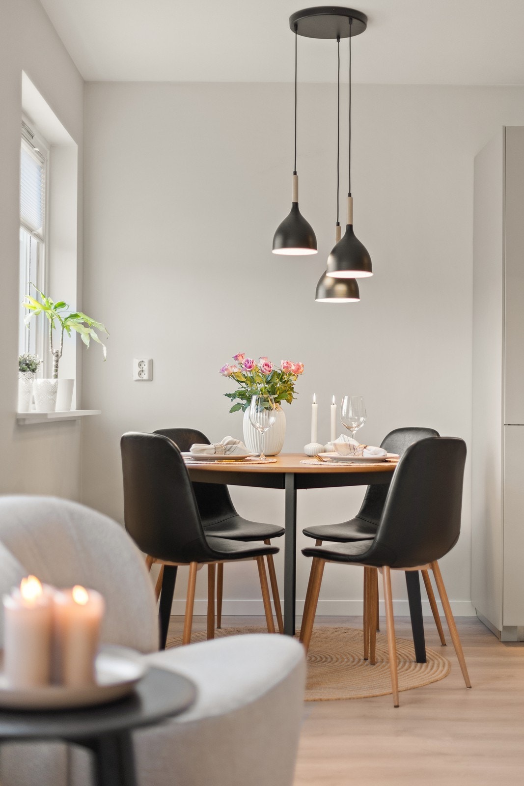 Både vegger og himling har slettmalte overflater, som gir et rent og moderne uttrykk. Galleribilde