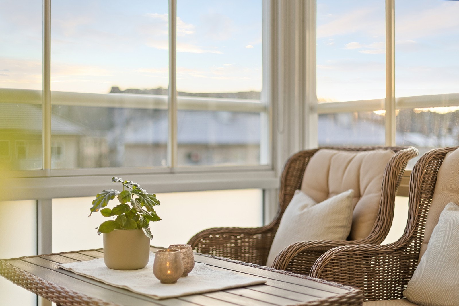 De skyvbare glassfeltene gir fleksibilitet og skjermer for vær og vind. Galleribilde