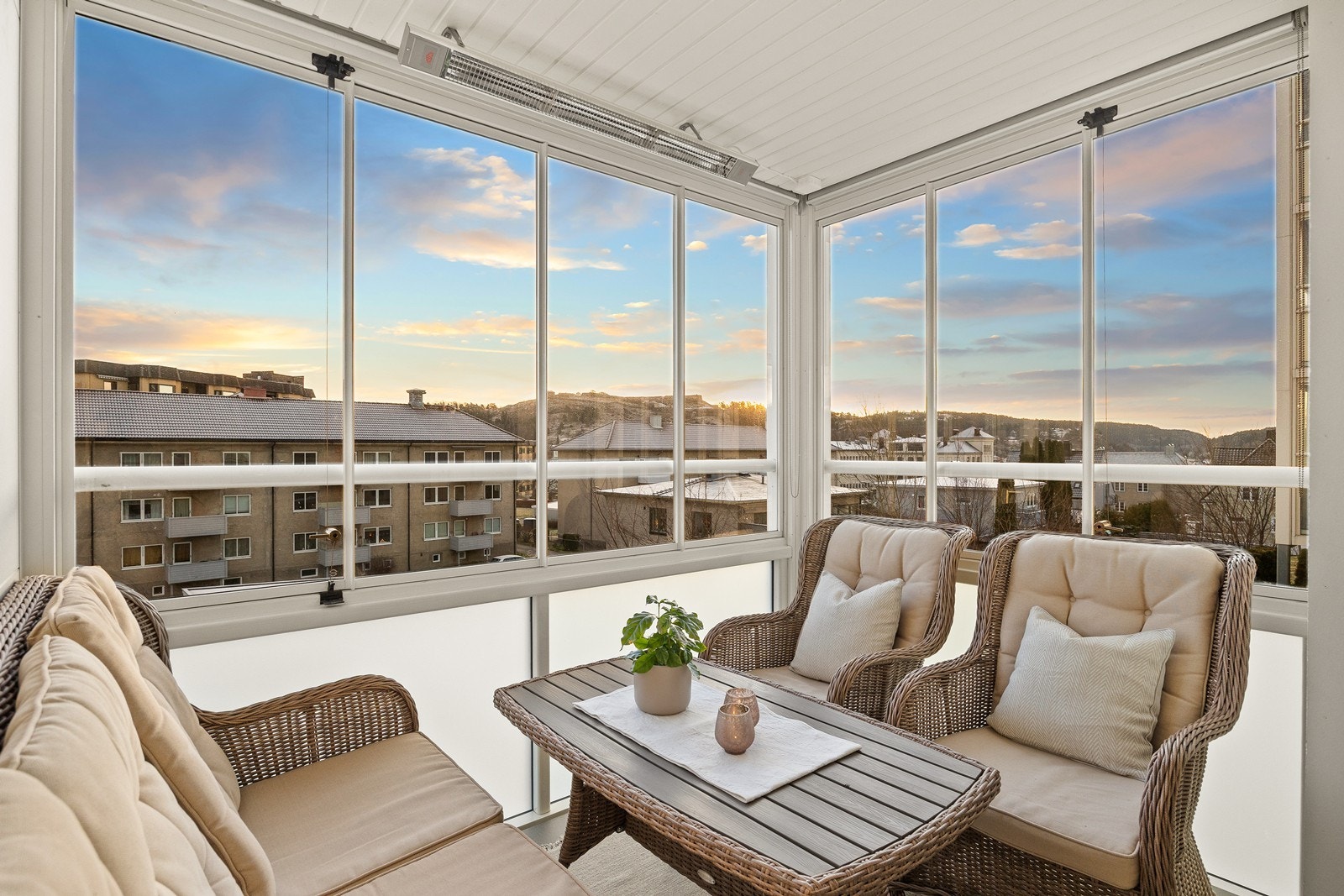 Den innglassede balkongen på 9 m² fungerer som et ekstra rom store deler av året. Galleribilde