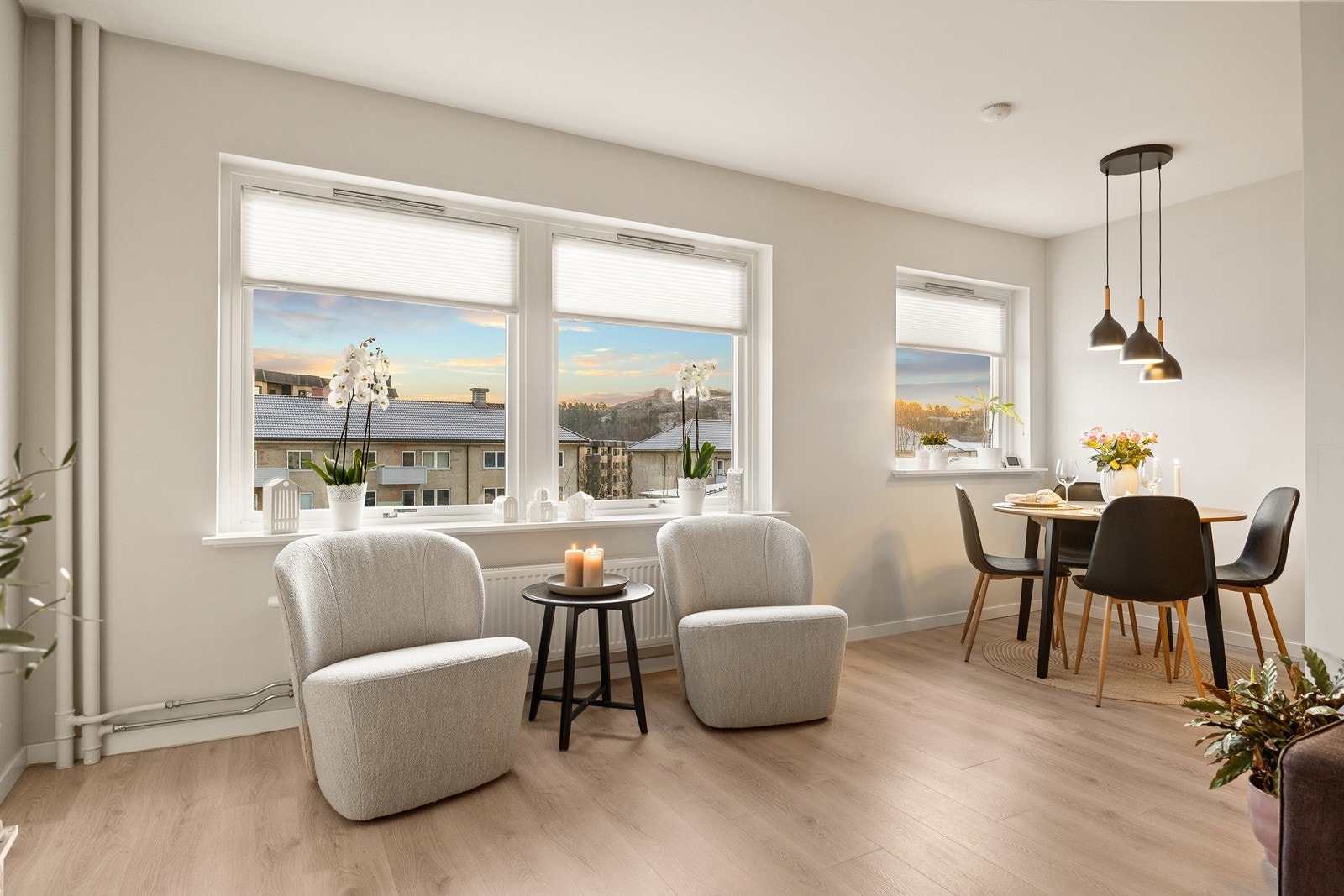 Store vindusflater fra 2012 med 2-lags glass slipper inn rikelig med dagslys. Galleribilde