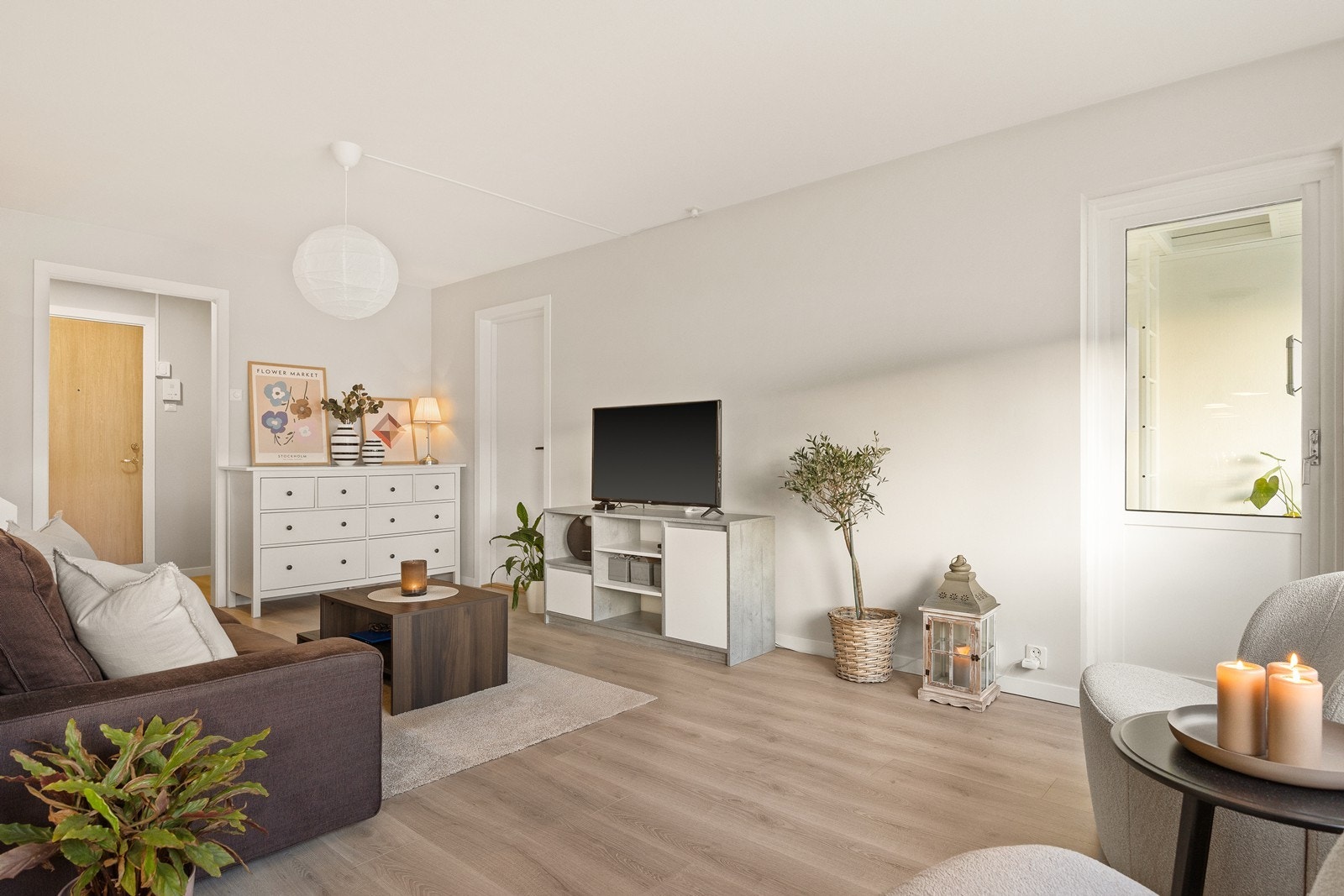 Oppholdsrommet har god plass til både sofagruppe og øvrig møblement. Galleribilde