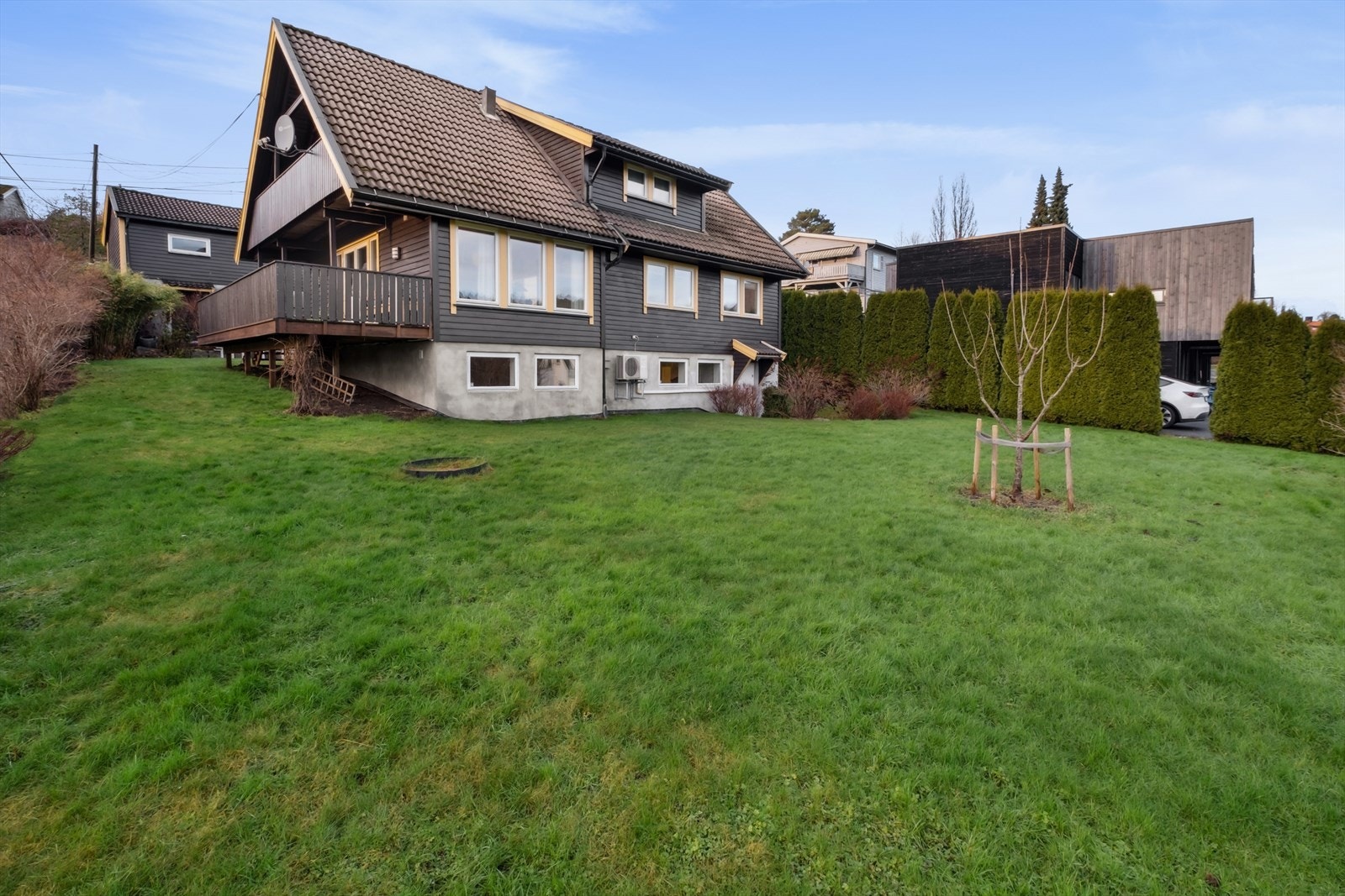 Stor hage som innbyr til lek og rekreasjon Galleribilde