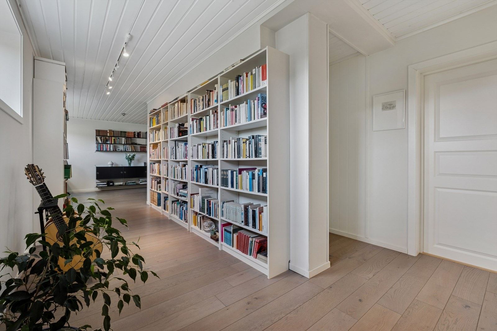 Kjelleren har egen inngang og innvendig adkomst til hovedetasjen Galleribilde