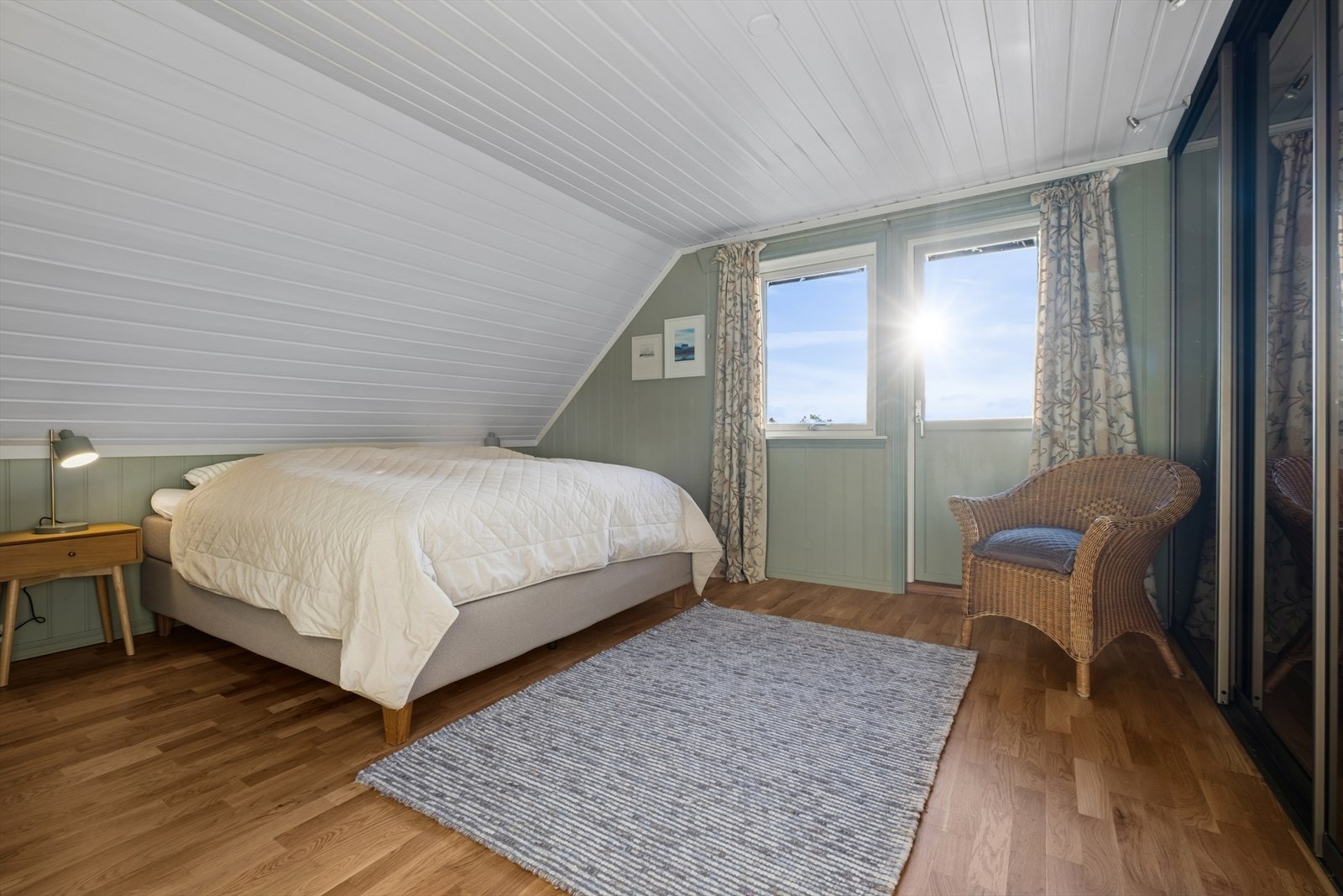 Hovedsoverommet er av god størrelse. Det er god plass til seng, nattbord og garderobe Galleribilde