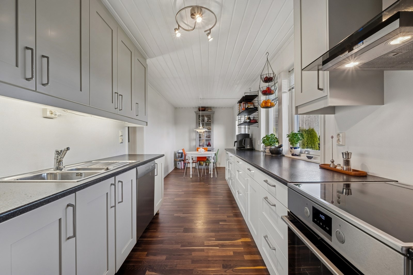 Kjøkkenet er godt utnyttet med skap og benkeplass Galleribilde