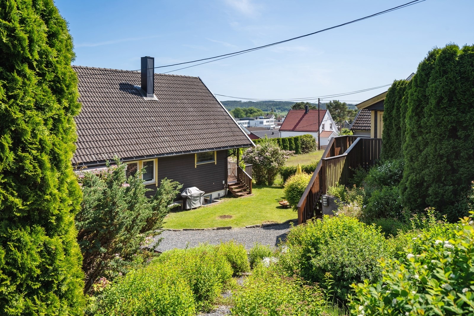 Solrik og skjermet hage Galleribilde