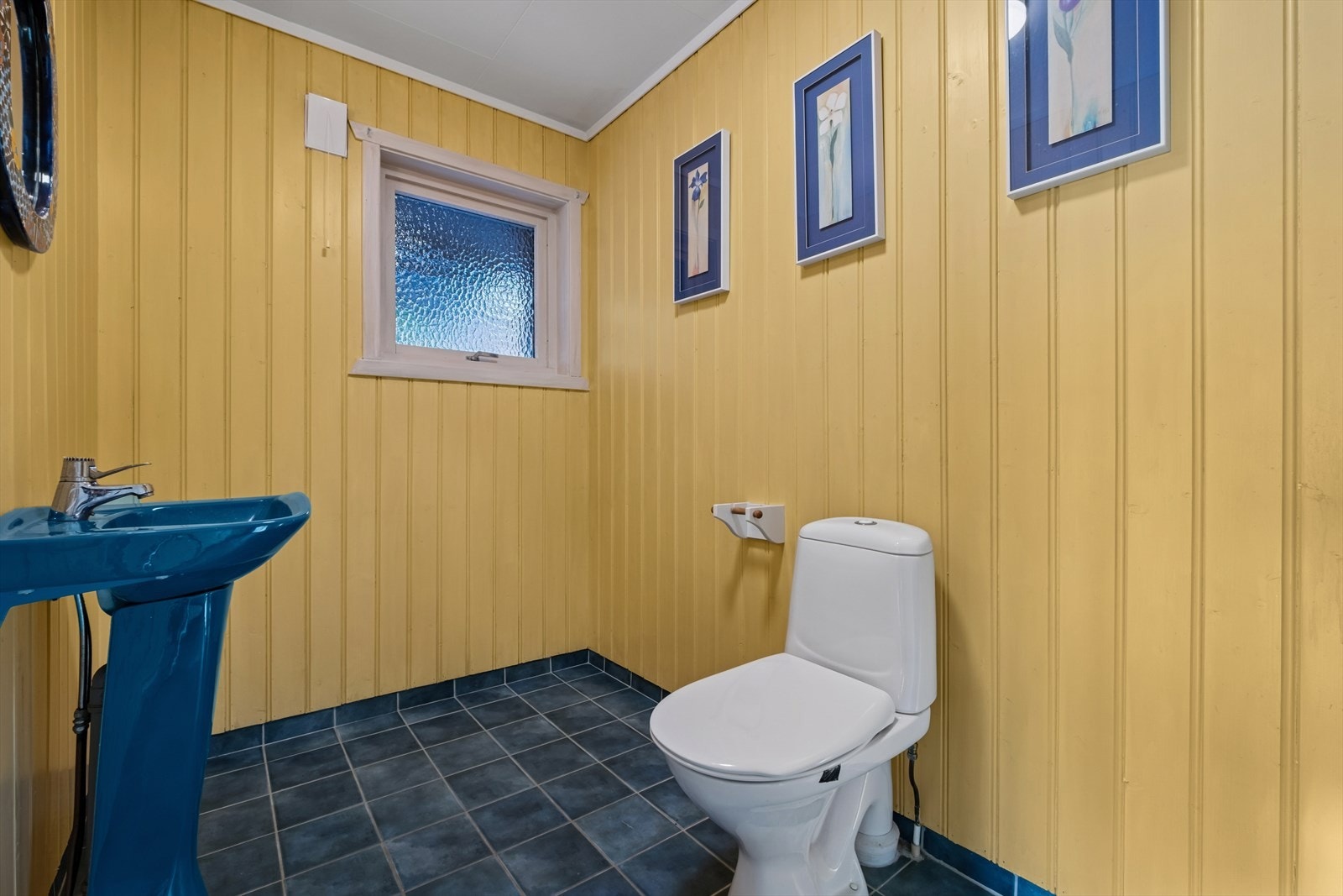 Praktisk toalettrom i hovedetasjen Galleribilde