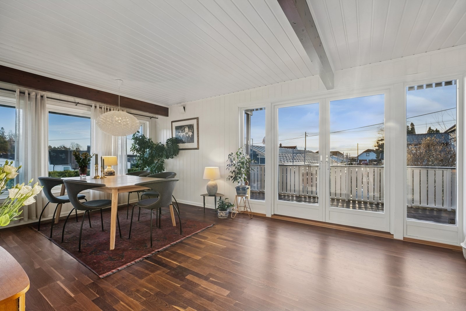 De store vindusflatene sørger for godt med naturlig sollys Galleribilde