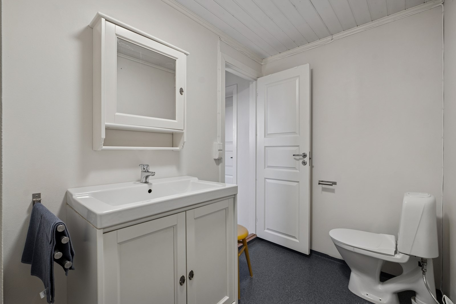 Innredet med dusjhjørne, servant og toalett Galleribilde