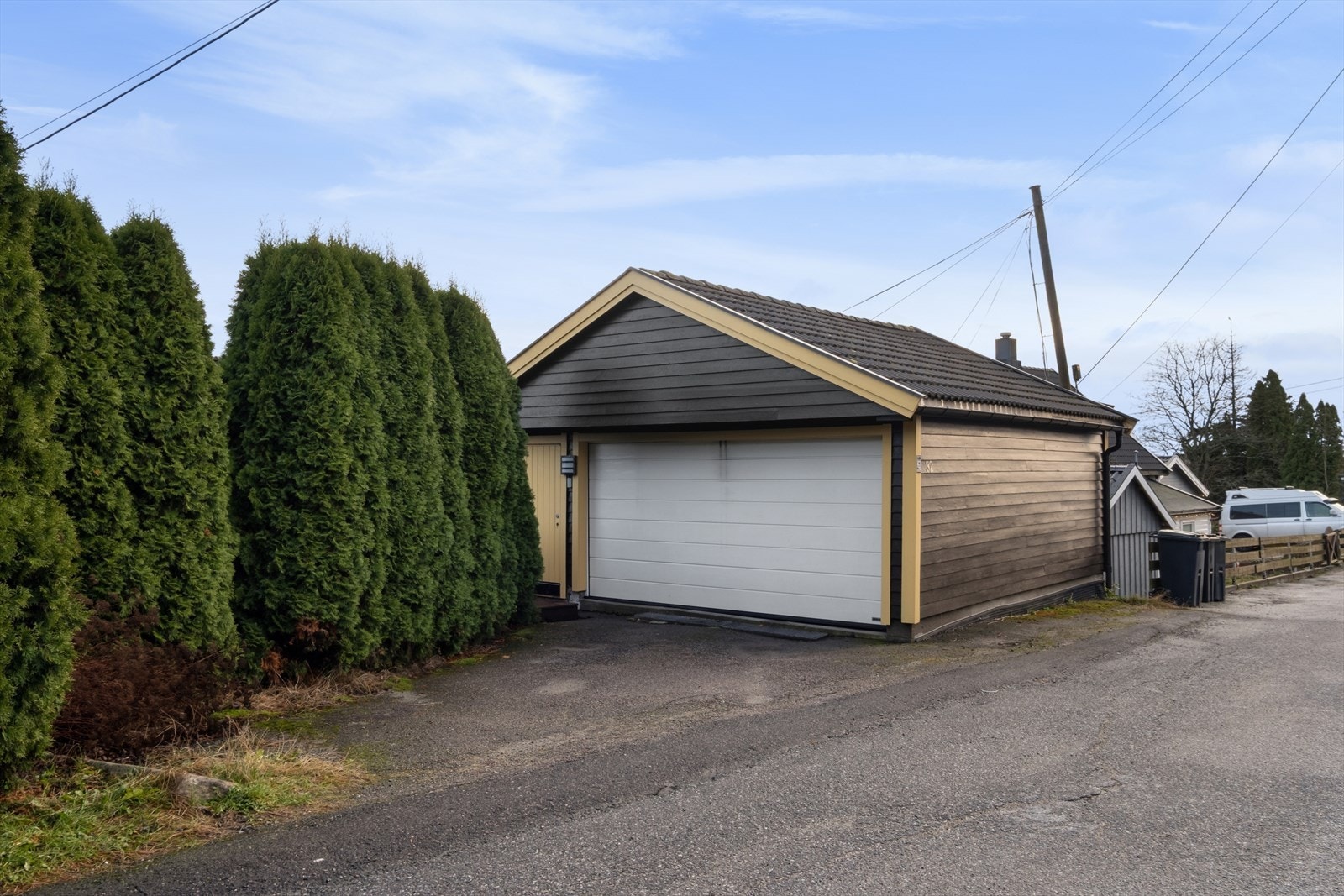 Frittstående garasje. Det medfølger El-bil lader Galleribilde