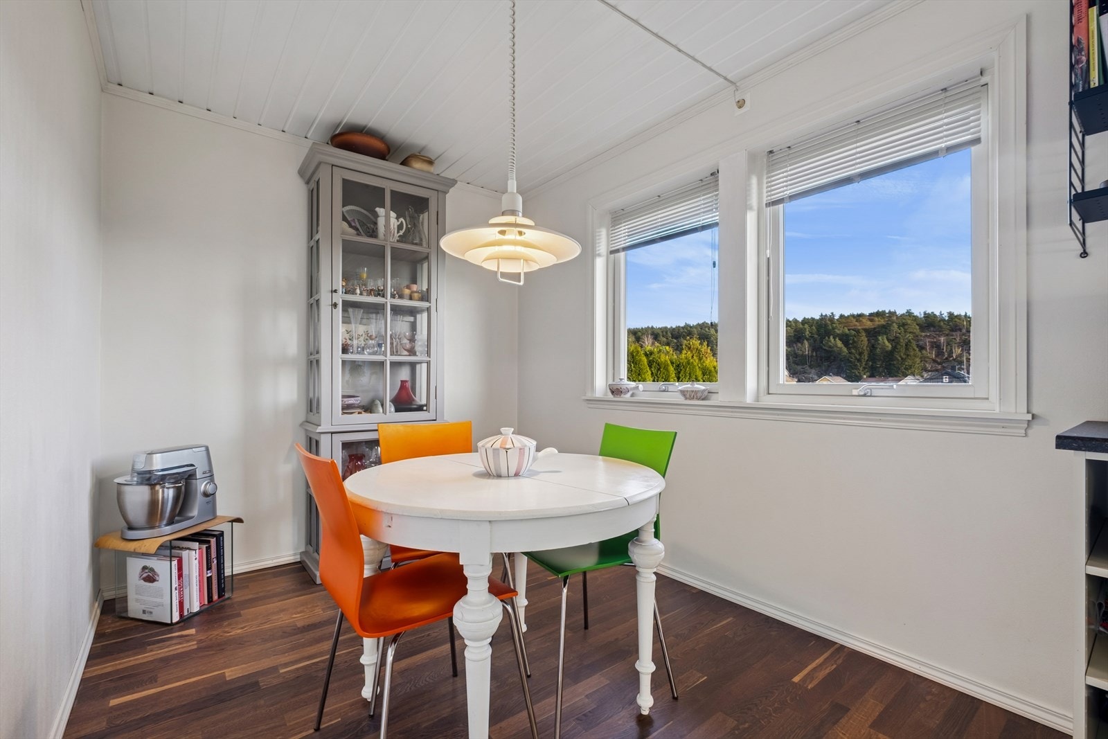 På kjøkkenet er det plass til et hyggelig frokostbord Galleribilde