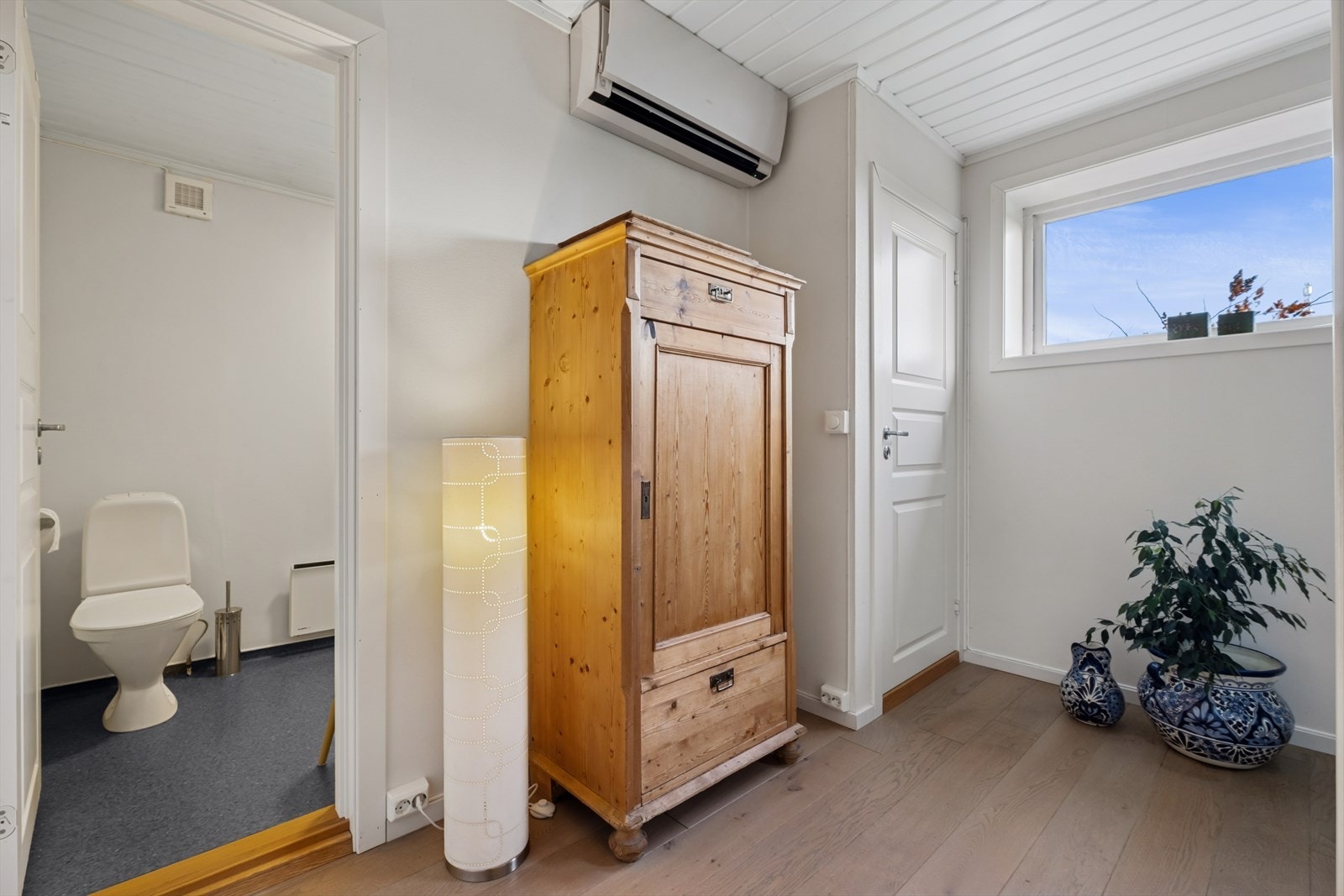 Egen inngang i kjeller. Det varmepumpe som sørger for et behagelig inneklima året rundt Galleribilde