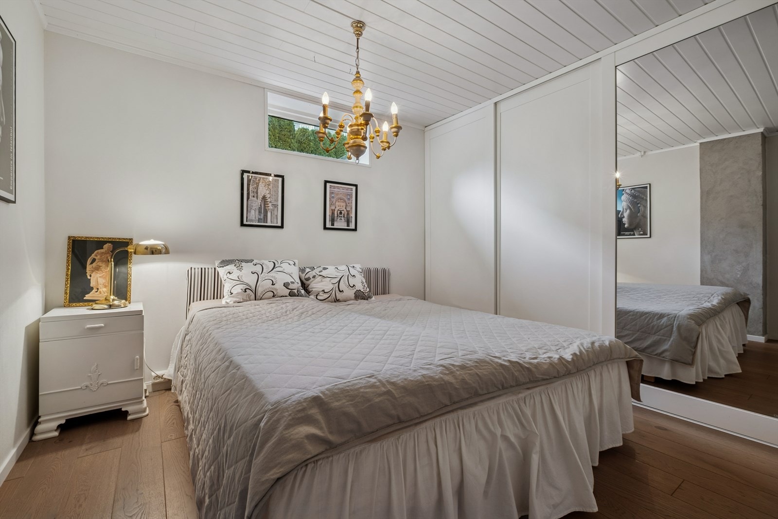 I kjelleren er det et rom som er innredet som soverom. (Ikke omsøkt fra tilleggsdel til hoveddel) Galleribilde