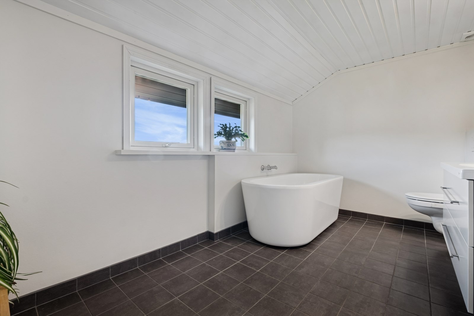 Romslig bad i 2.etasje. Gulvet er flislagt og har varmekabler. Galleribilde