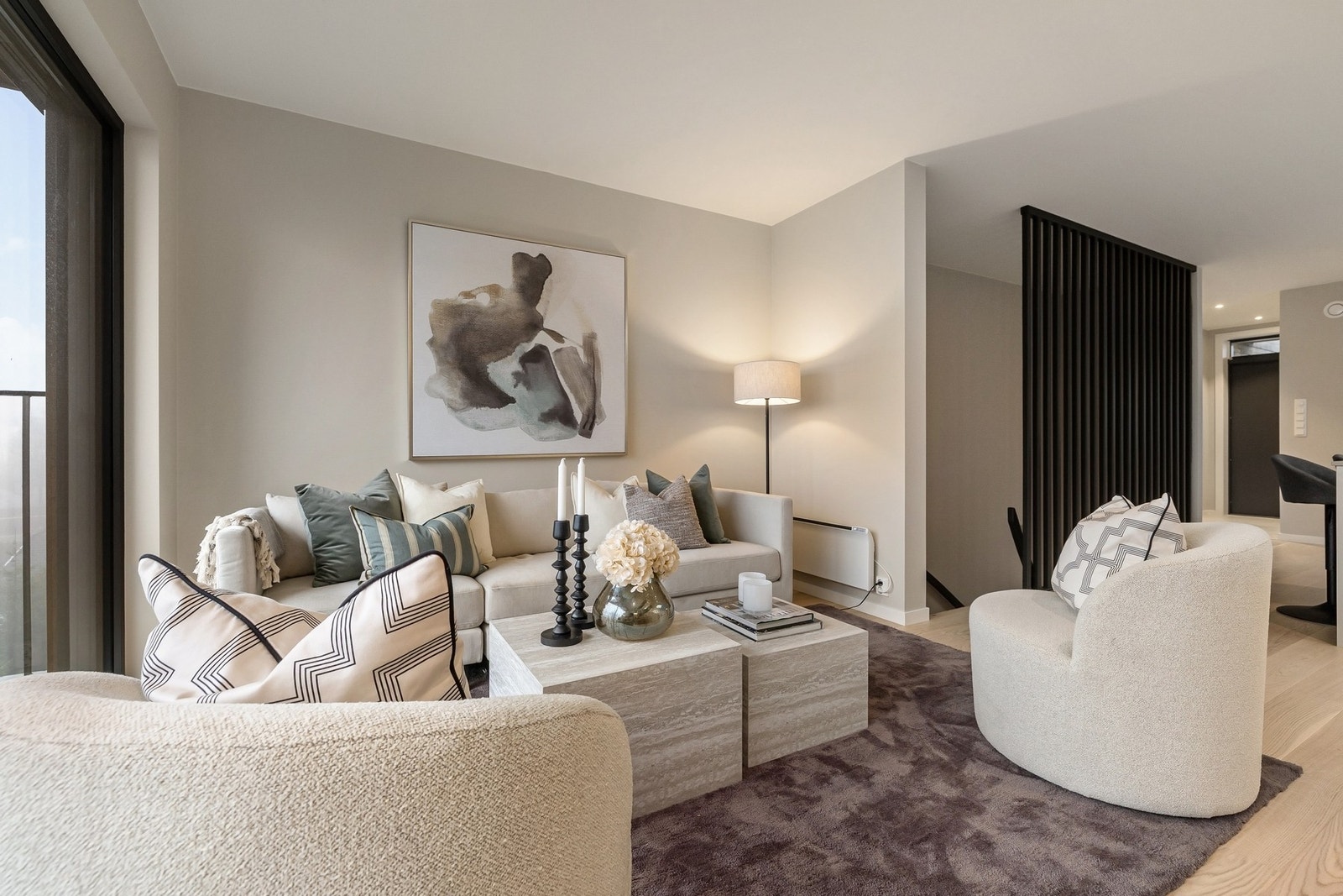 God plass til romslig sittegruppe i stuen. Galleribilde