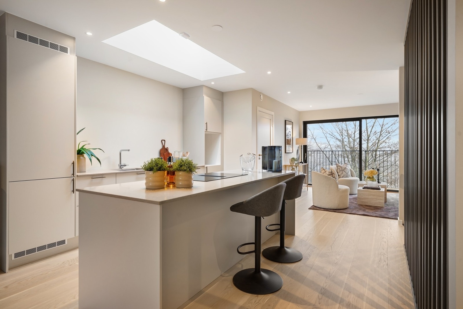 Lekker kjøkkeninnredning fra Sigdal, med stor kjøkkenøy og bar løsning. Galleribilde