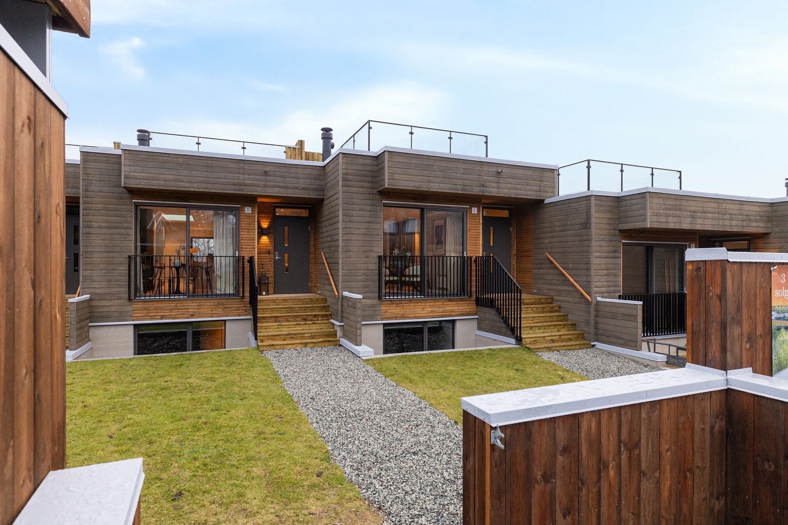 Uteområdene i Gulleråsveien 13, er pent opparbeidet med tildelte hageparseller, grusete adkomstveier, felles sport/redskapsbod, og store lekearealer for barna. Galleribilde