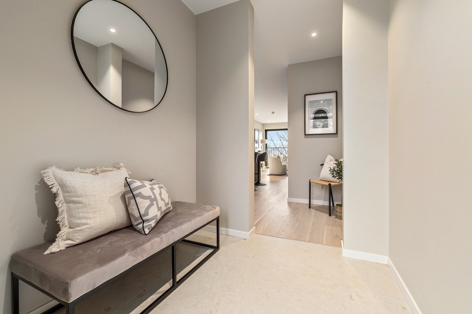 Hyggelig og innbydende flislagt entré i hovedetasjen, med varmekabler i gulv og plass til garderobe løsning. Galleribilde