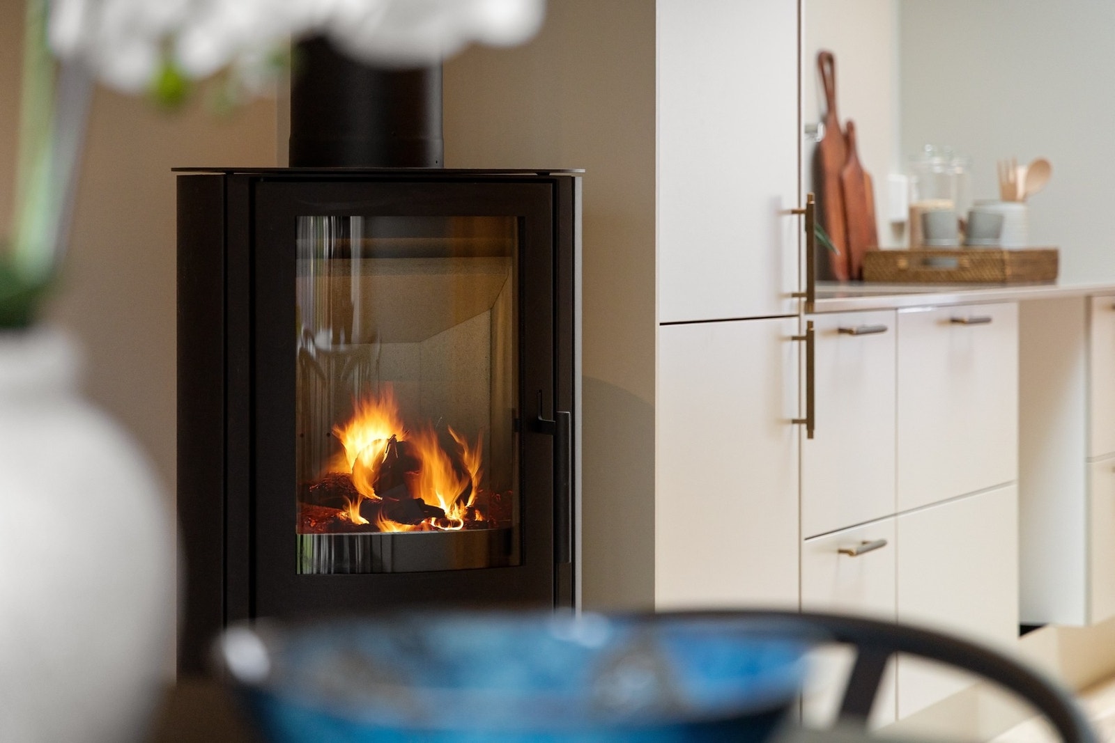 Hyggelig peis ovn i spisestuen, bidrar til god og lun varme på kalde vinterdager. Galleribilde