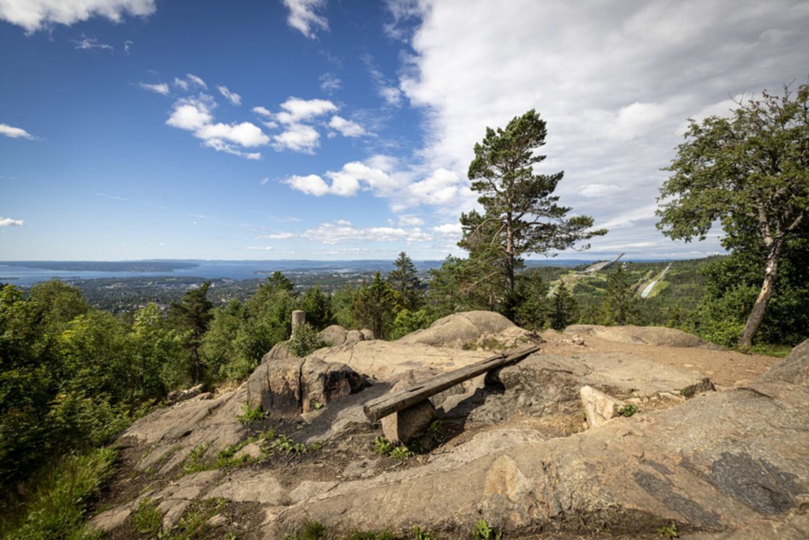 Vettakolltoppen - en av Oslos vakreste utsiktspunkter, ligger kun en hyggelig morgentur fra Gulleråsveien. Galleribilde