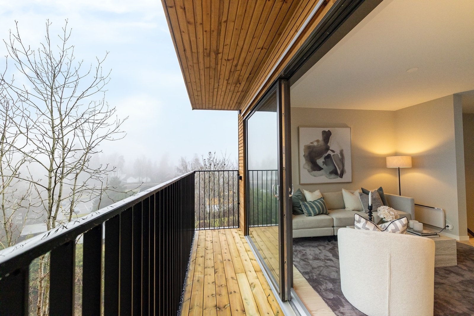 Fra stuen har du utgang til balkong på ca. 5 kvm, og videre adkomst til den store takterrassen via utvendig trapp Galleribilde