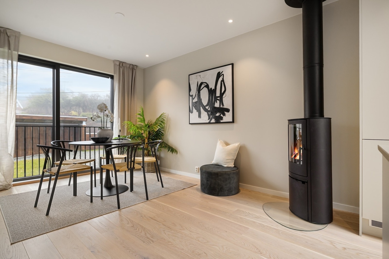 Romslig spisestue avdeling, med god plass til stort spisebord. Galleribilde