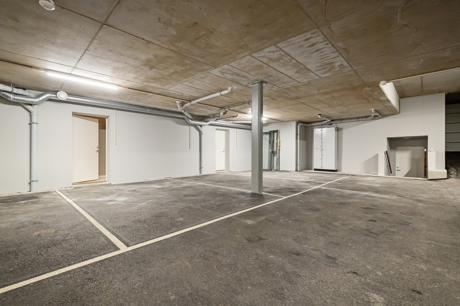 Boligen disponerer en parkeringsplass i felles garasjekjeller, samt privat sportsbod. Det er også avsatt fellesareral for sykkelparkering. Galleribilde