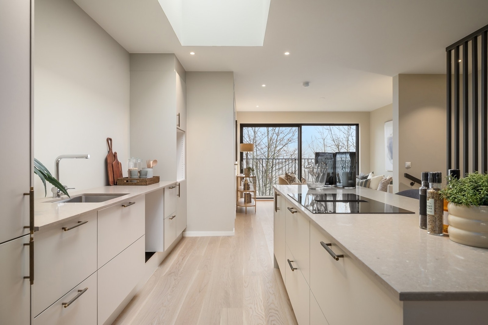 Takvindu over kjøkken, gir en spennende effekt og bringer et naturlig lys til rommet. Galleribilde