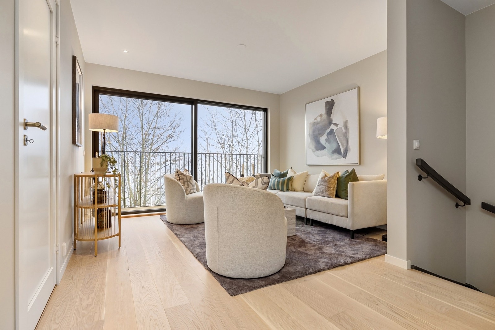 Lys og innbydende stue, med store panoramavinduer fra gulv til tak. Galleribilde