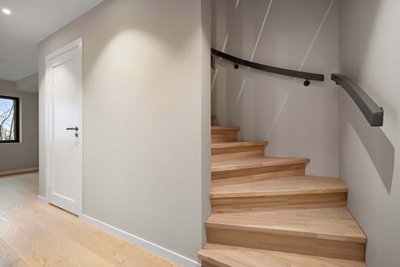 U-etasjen består bl.a. av stort kombi baderom/vaskerom Galleribilde